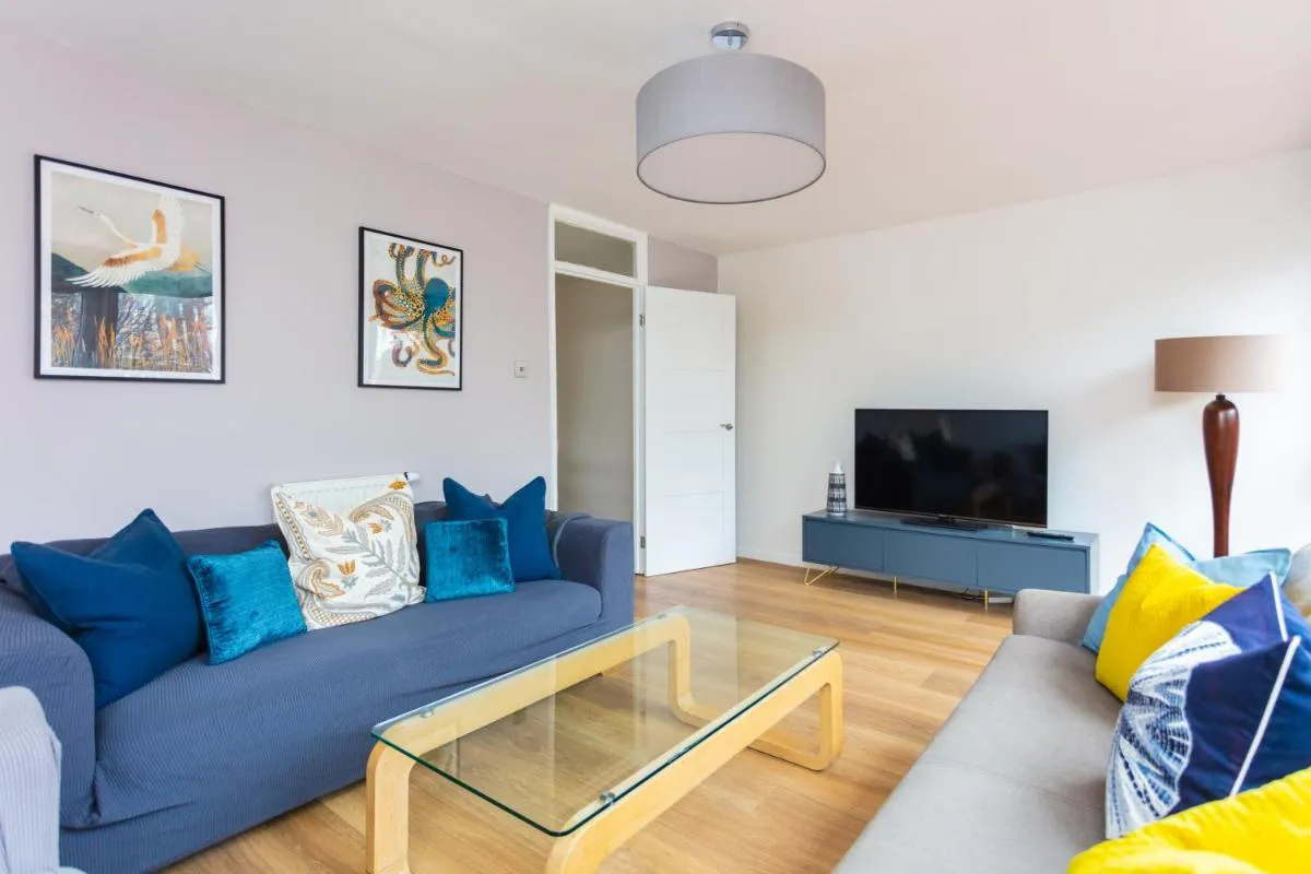 Image 6 of Spacious Central 3 Bedroom Apartment in Old Street