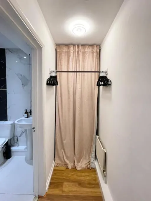 Image 6 of Spacious studio flat next to Earls Court Station