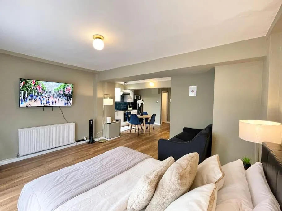 Image 4 of Spacious studio flat next to Earls Court Station