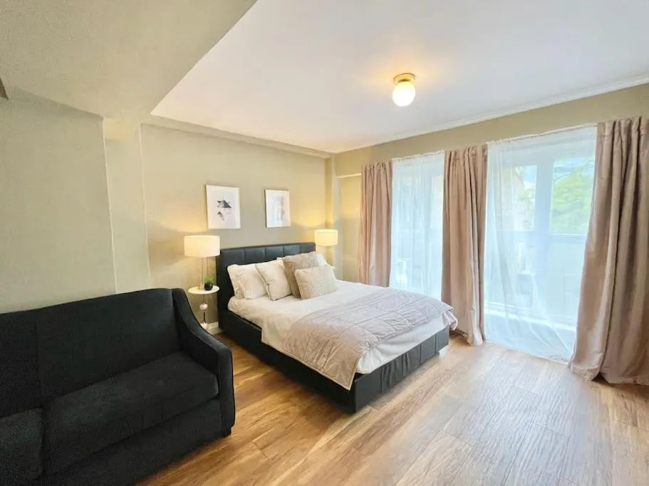 Image 5 of Spacious studio flat next to Earls Court Station