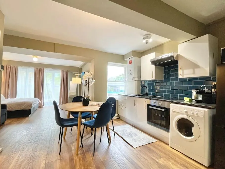 Image 3 of Spacious studio flat next to Earls Court Station
