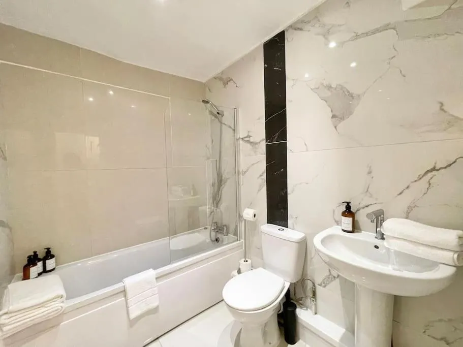 Image 2 of Spacious studio flat next to Earls Court Station