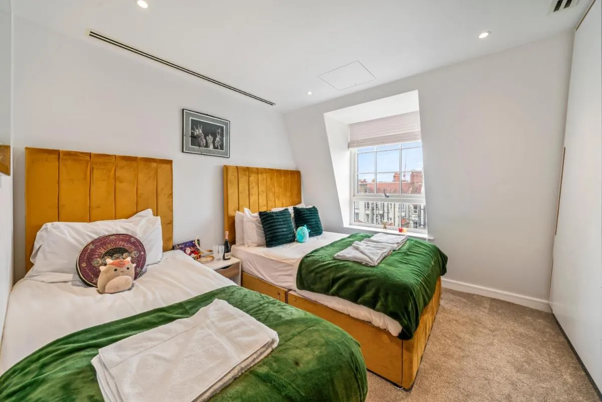 Image 5 of Spectacular 2-Bedroom Penthouse in Marble Arch 75
