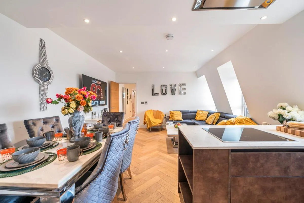 Image 3 of Spectacular 2-Bedroom Penthouse in Marble Arch 75