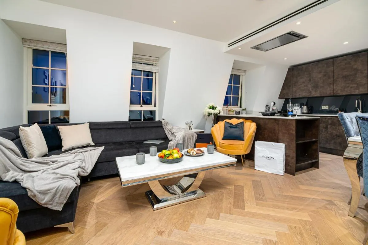 Image 4 of Spectacular 2-Bedroom Penthouse in Marble Arch 75