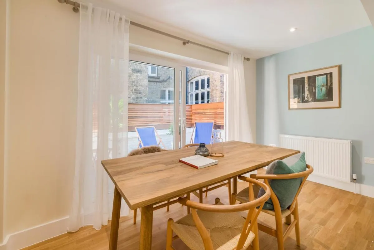 Image 3 of StayLux Kensington