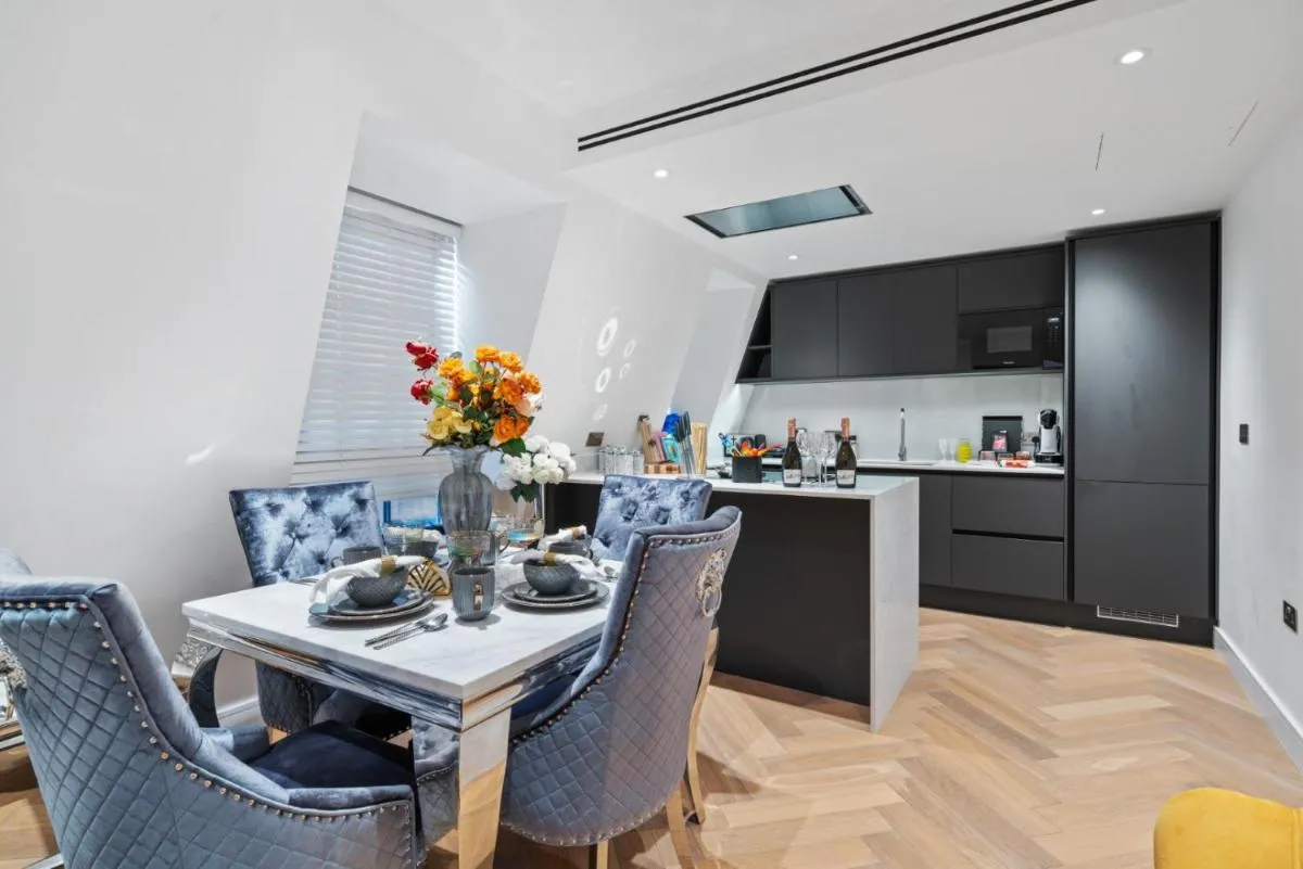 Image 4 of Stunning 1-Bedroom Penthouse in Marble Arch 72