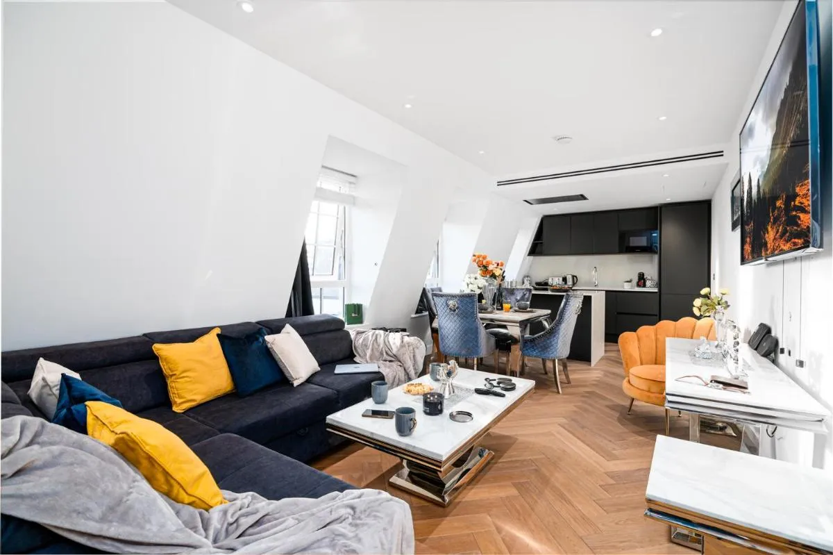 Image 1 of Stunning 1-Bedroom Penthouse in Marble Arch 72
