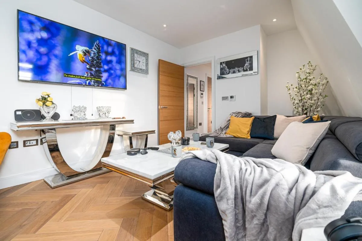 Image 2 of Stunning 1-Bedroom Penthouse in Marble Arch 72