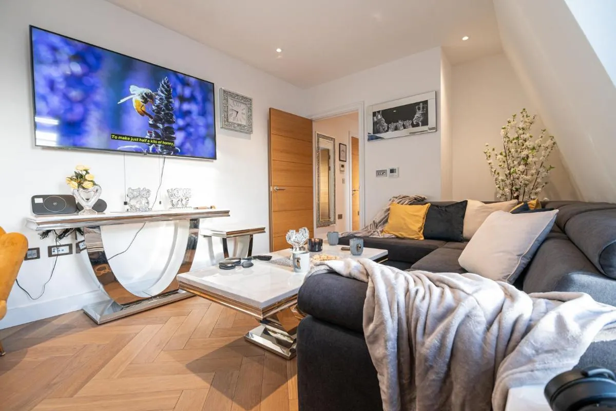 Image 3 of Stunning 1-Bedroom Penthouse in Marble Arch 72