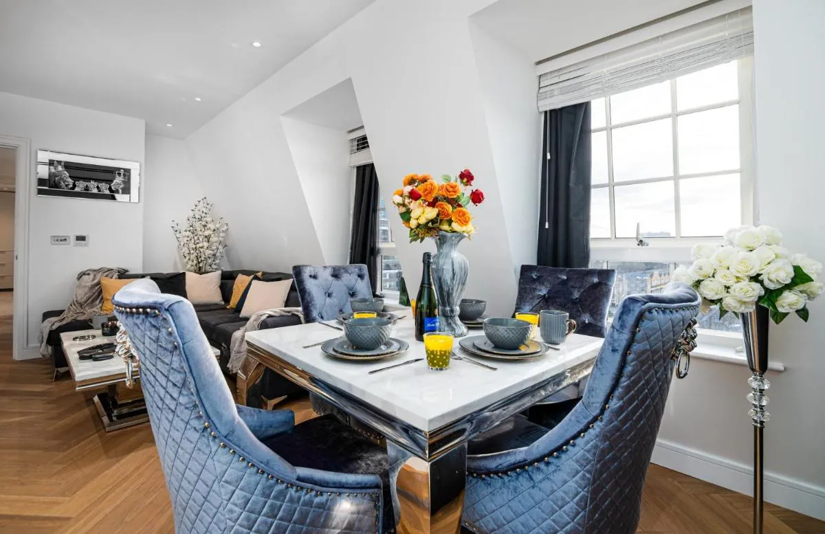 Image 5 of Stunning 1-Bedroom Penthouse in Marble Arch 72