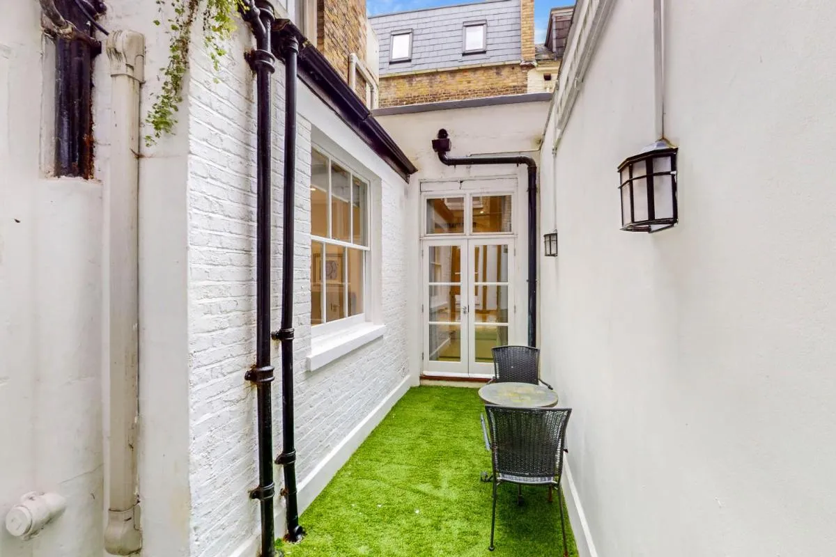 Image 5 of Stunning 2BD flat in South Kensington with a patio