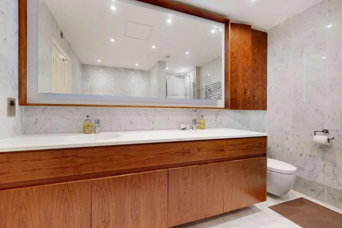 Image 2 of Stunning 2BD flat in South Kensington with a patio