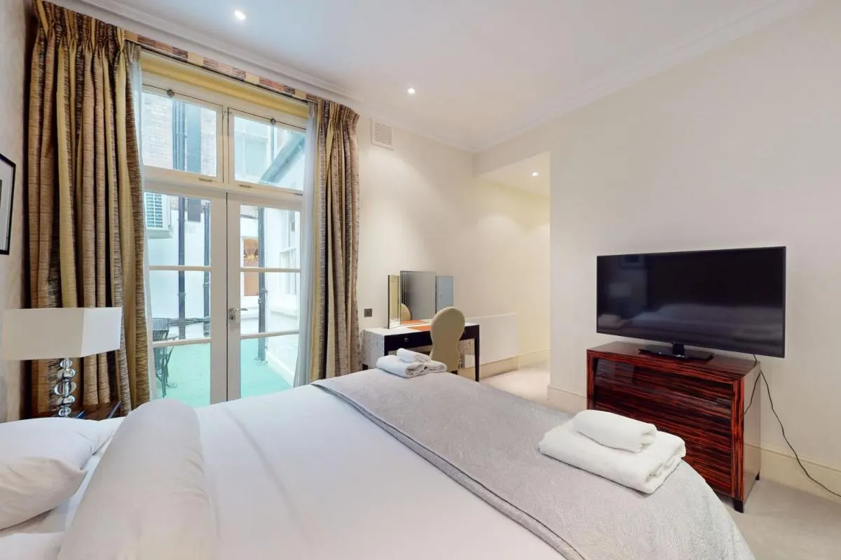 Image 4 of Stunning 2BD flat in South Kensington with a patio