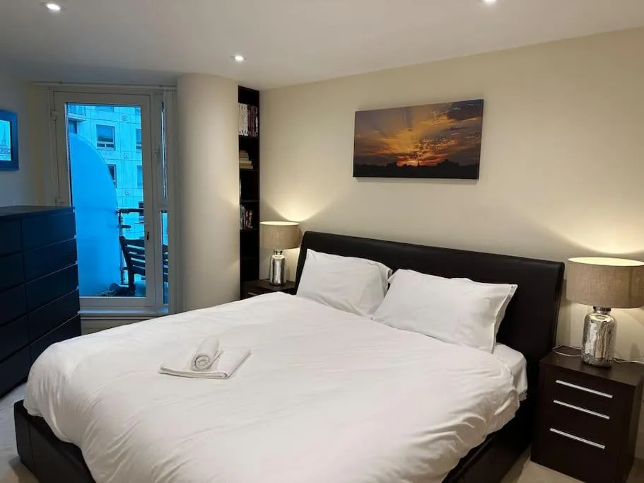 Image 1 of Stunning 2 Bed Thames River View – Central London