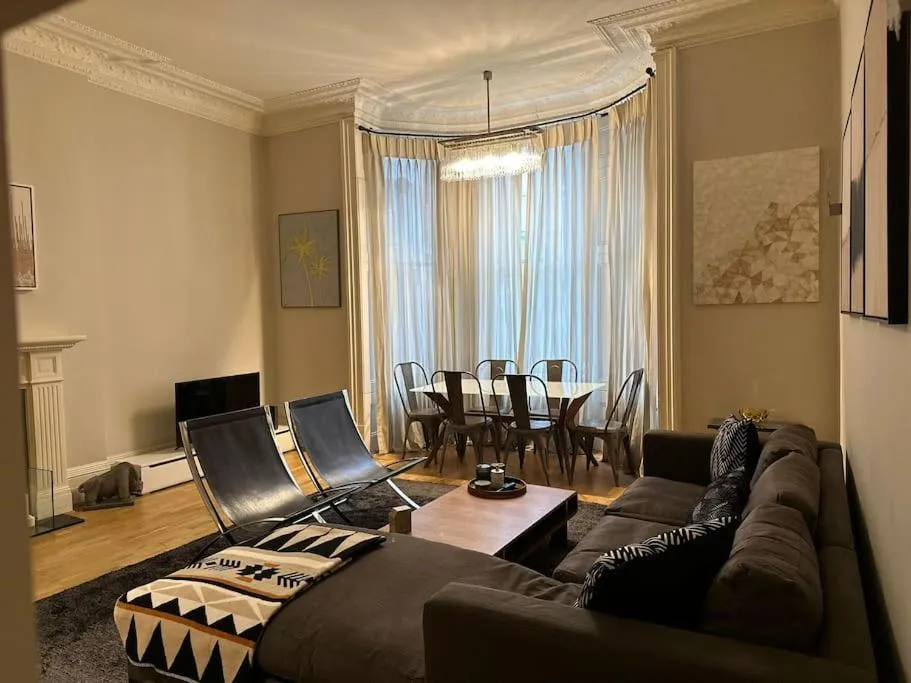 Image of Stunning 2 bed/2bath flat in heart of Kensington