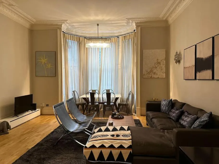 Image 4 of Stunning 2 bed/2bath flat in heart of Kensington