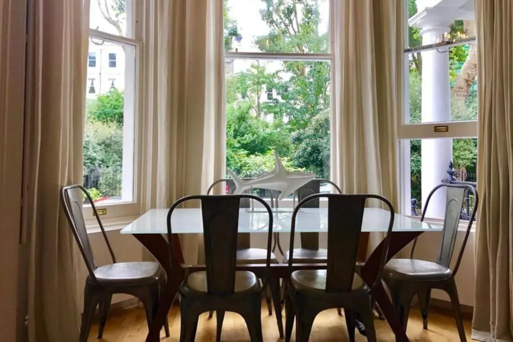 Image 2 of Stunning 2 bed/2bath flat in heart of Kensington