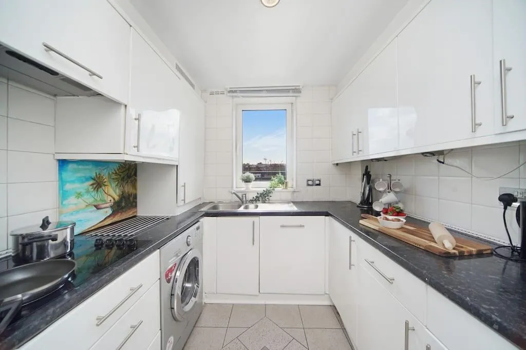 Image 3 of Stunning 4-Bed Apartment
