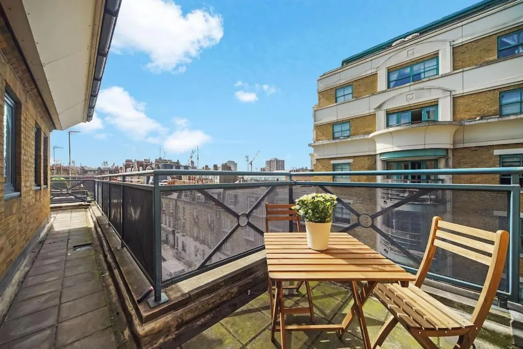 Image 5 of Stunning 4-Bed Apartment