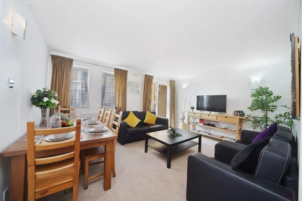 Image of Stunning 4-Bed Apartment