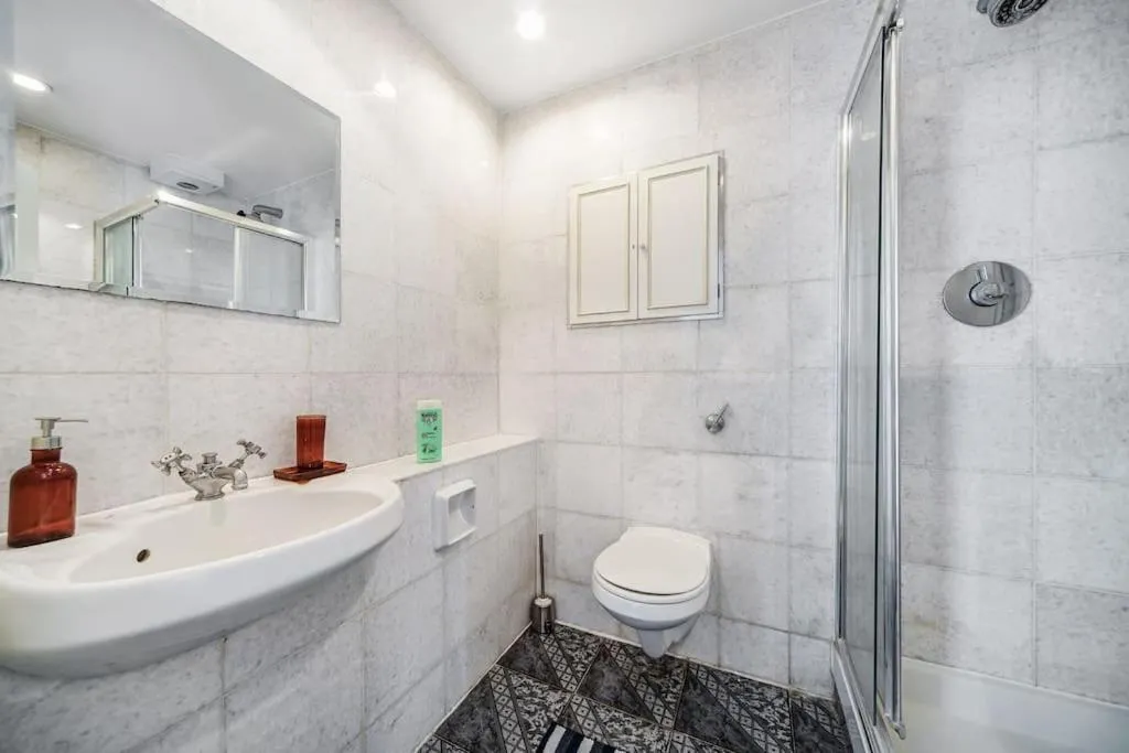 Image 2 of Stunning 4-Bed Apartment