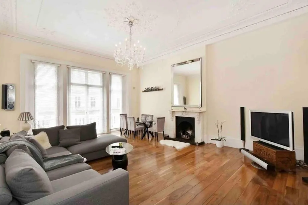 Image of Stunning Grand 2 bed, 2 bath apartment,