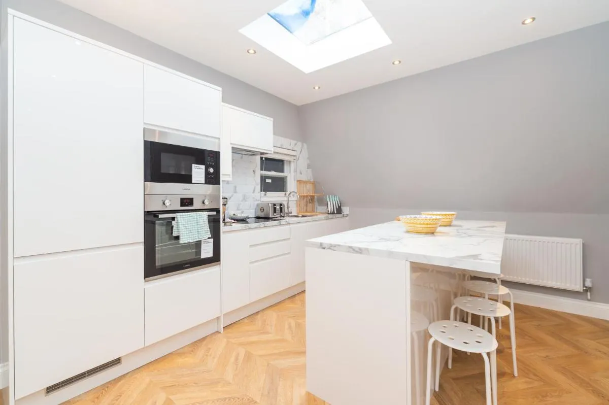 Image 3 of Stunning Hyde Park Apartments