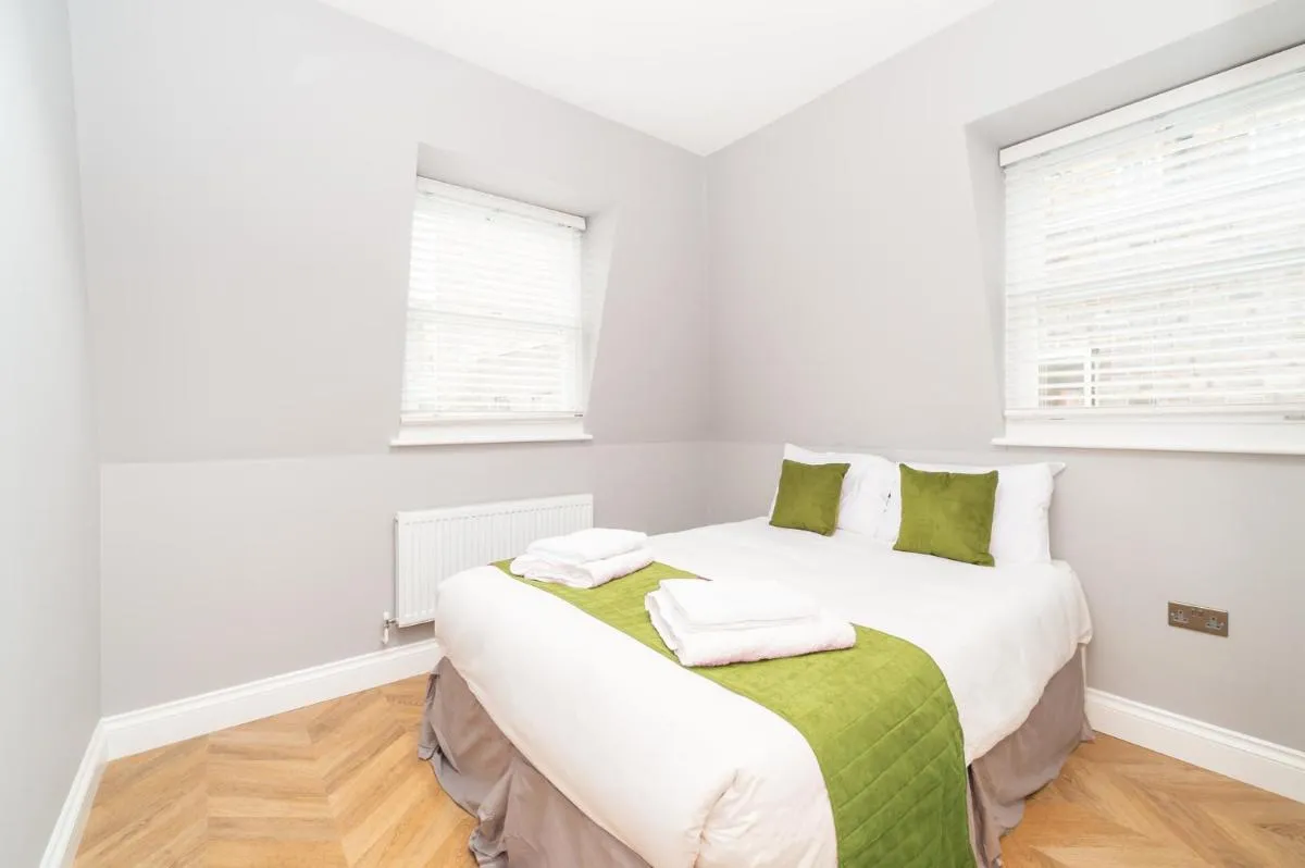 Image 5 of Stunning Hyde Park Apartments
