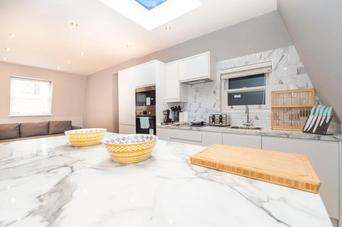 Image 4 of Stunning Hyde Park Apartments