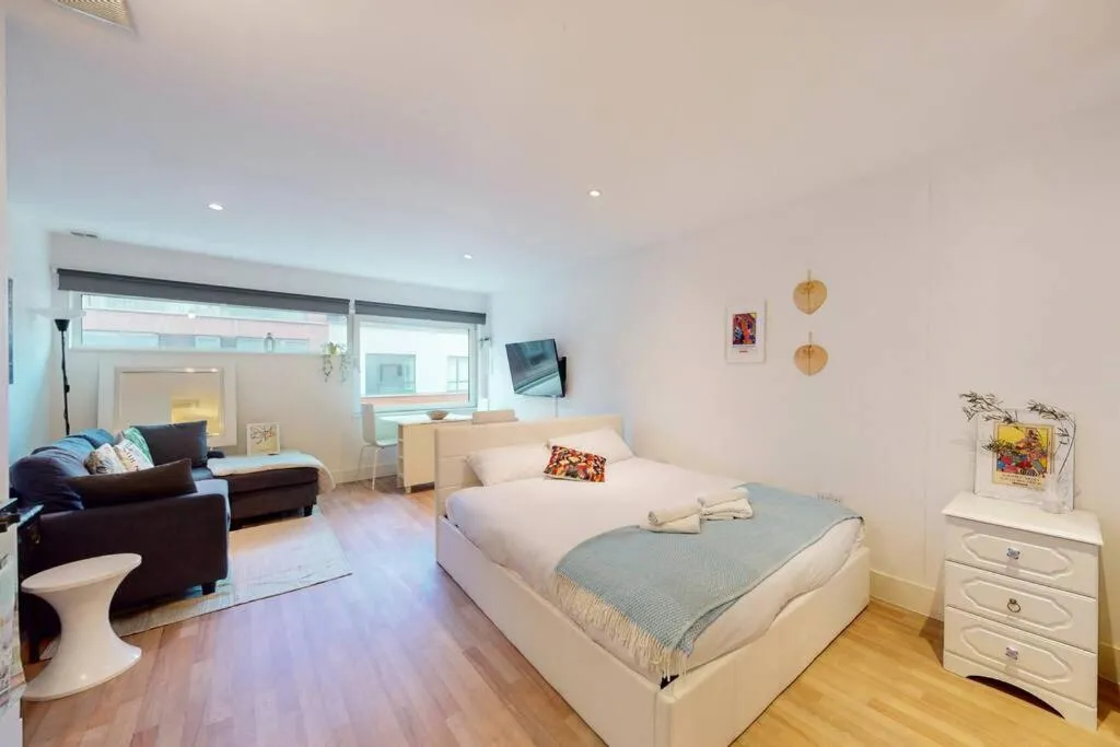 Image 1 of Stunning studio apt- 5 min walk to Borough station