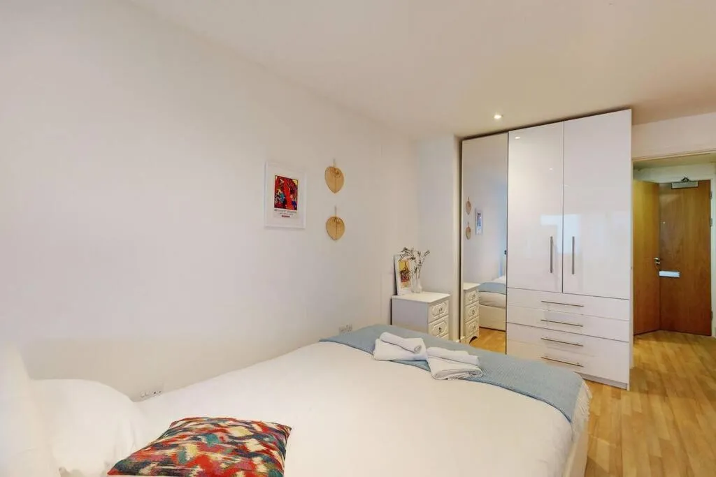 Image 2 of Stunning studio apt- 5 min walk to Borough station