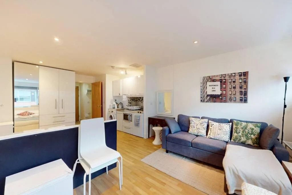 Image 3 of Stunning studio apt- 5 min walk to Borough station