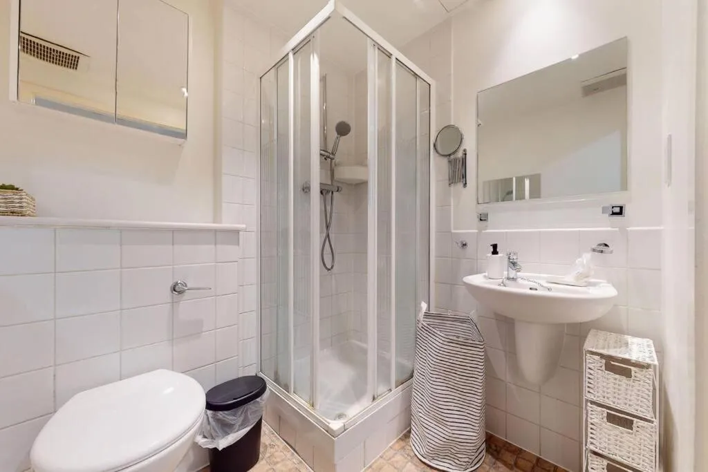 Image 6 of Stunning studio apt- 5 min walk to Borough station