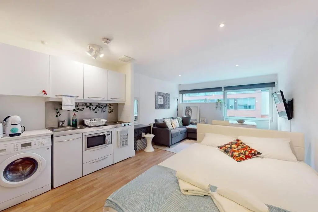 Image 4 of Stunning studio apt- 5 min walk to Borough station