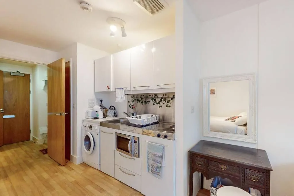 Image 5 of Stunning studio apt- 5 min walk to Borough station