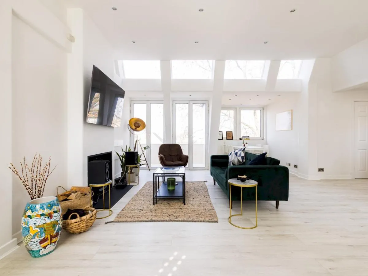 Image 4 of Stylish 2 bed flat with a roof terrace in Chelsea