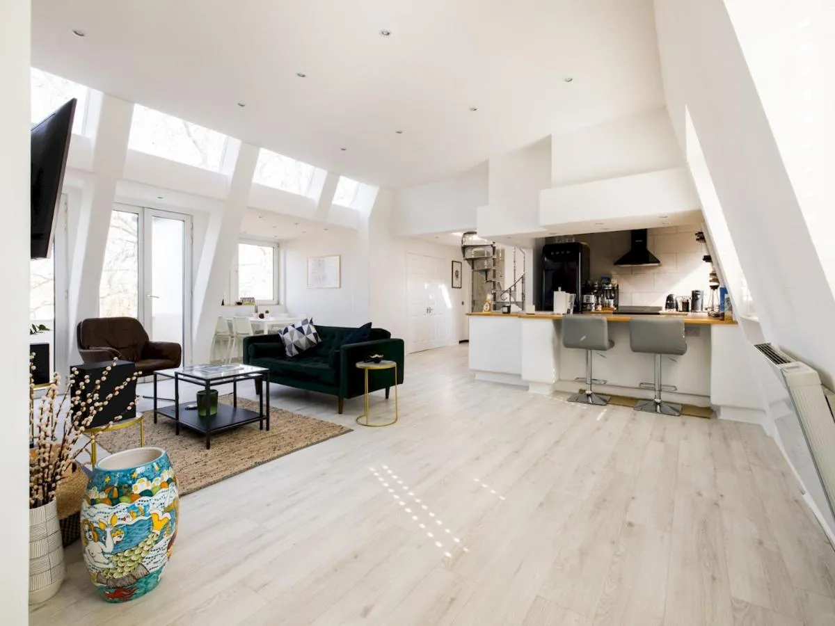 Image 3 of Stylish 2 bed flat with a roof terrace in Chelsea