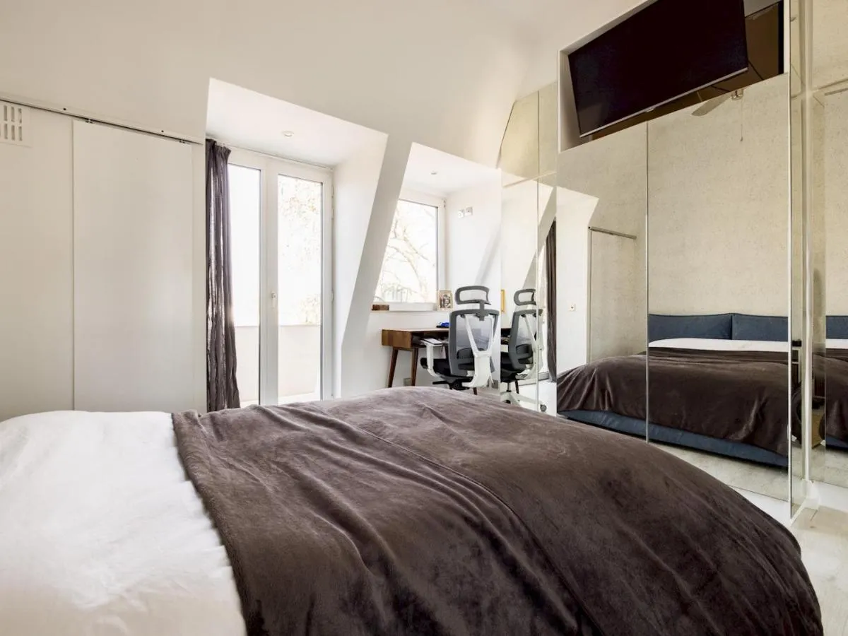 Image 1 of Stylish 2 bed flat with a roof terrace in Chelsea