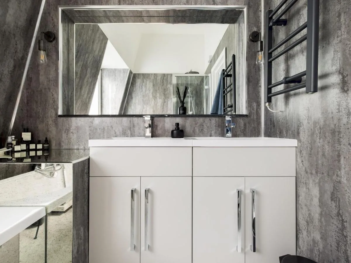 Image 2 of Stylish 2 bed flat with a roof terrace in Chelsea