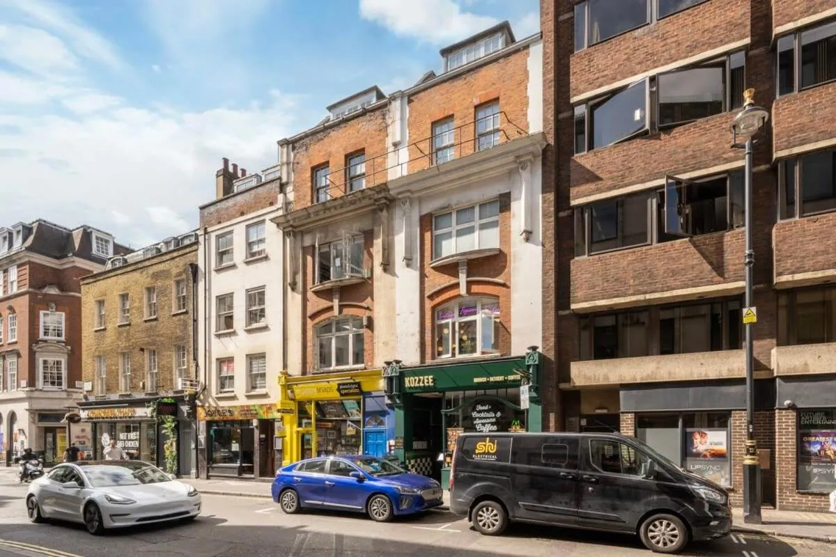 Image 4 of Stylish 3BR Flat in the Heart of Soho London