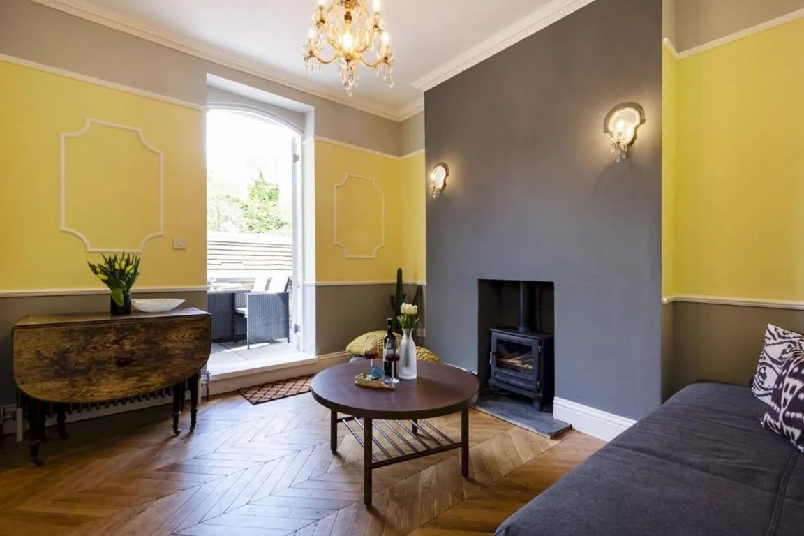 Image of Stylish Hyde Park Gem