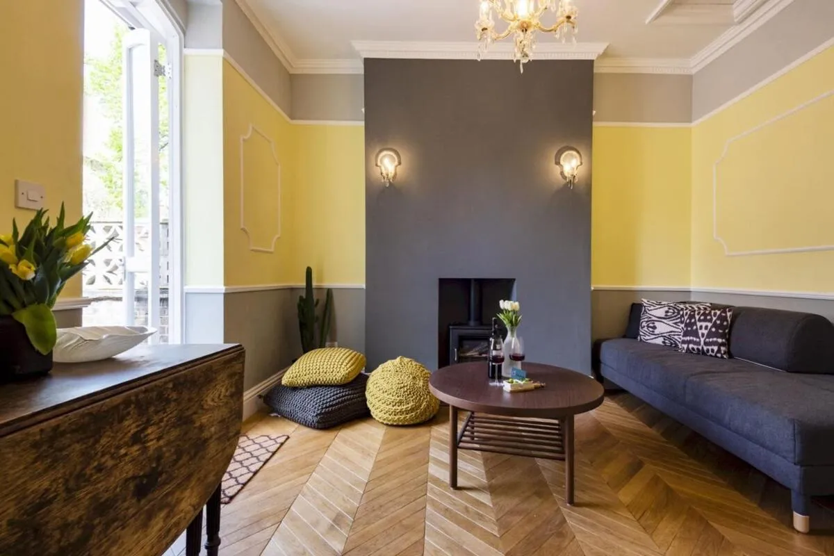 Image 1 of Stylish Hyde Park Gem