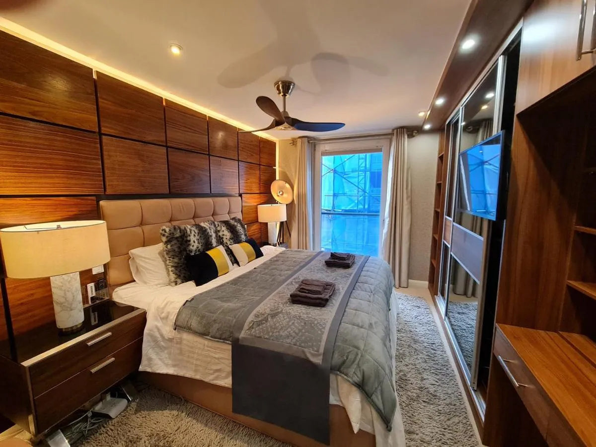 Image 1 of Stylish and Modern 1 Bedroom Apartment in Farringdon