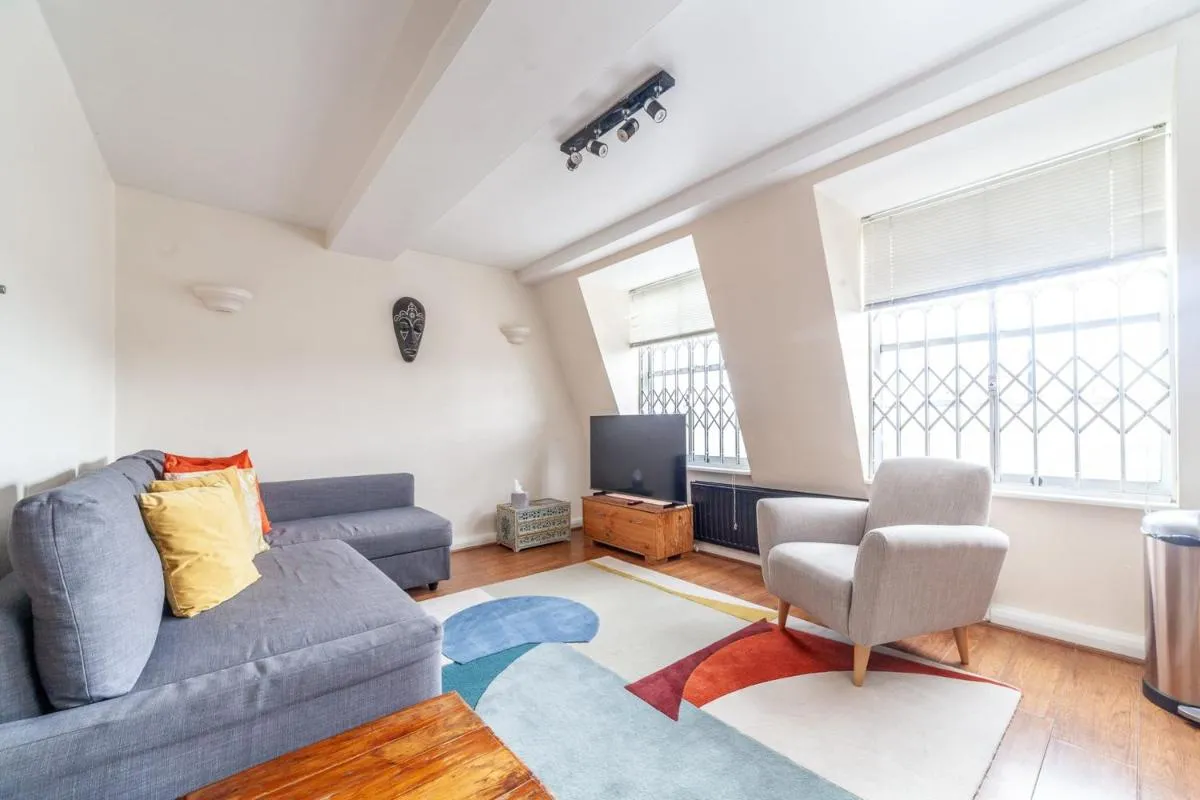 Image 2 of Stylish and Sleek Kensington Apartment