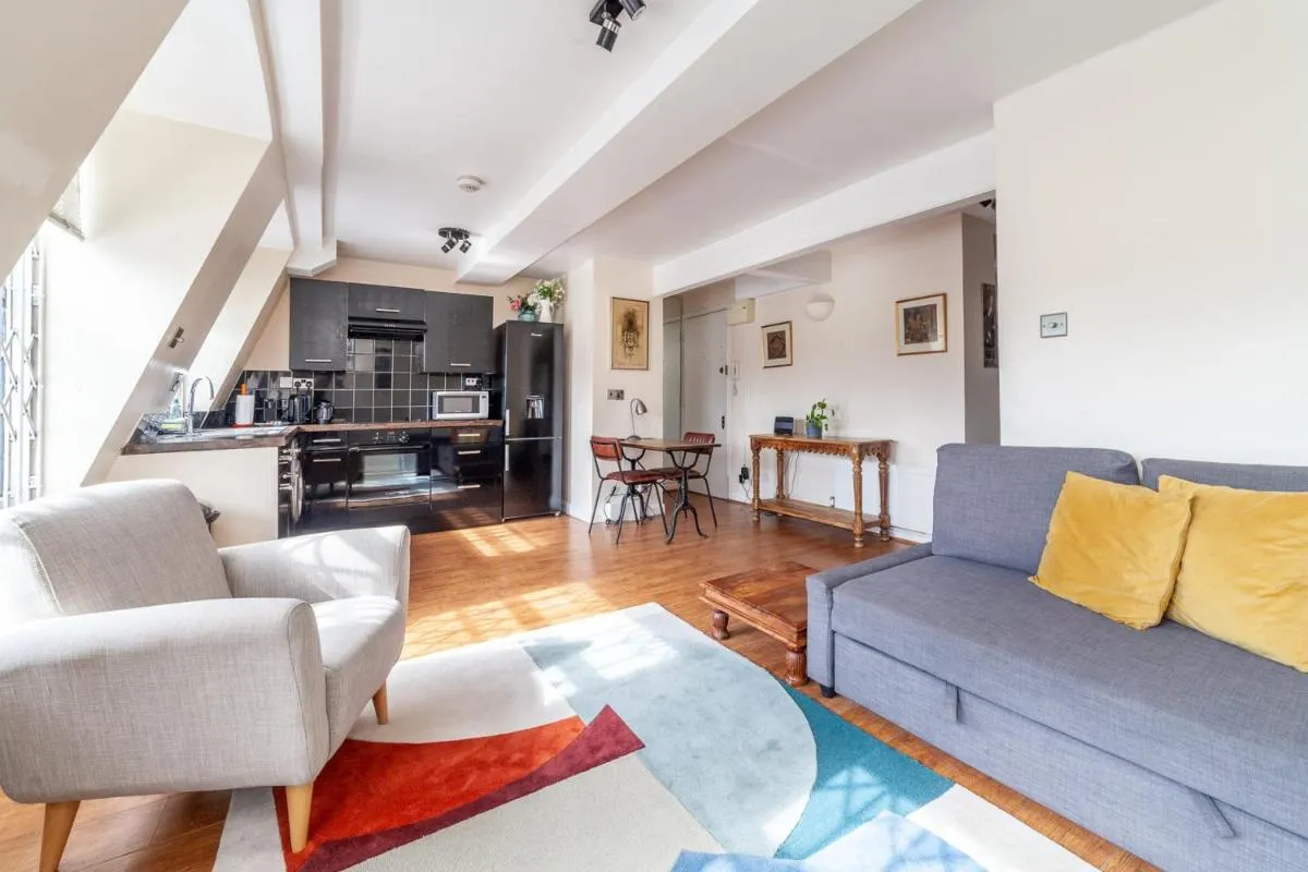Image 4 of Stylish and Sleek Kensington Apartment