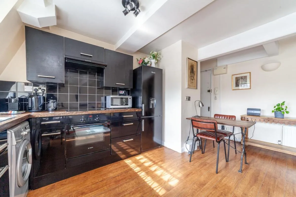 Image 5 of Stylish and Sleek Kensington Apartment