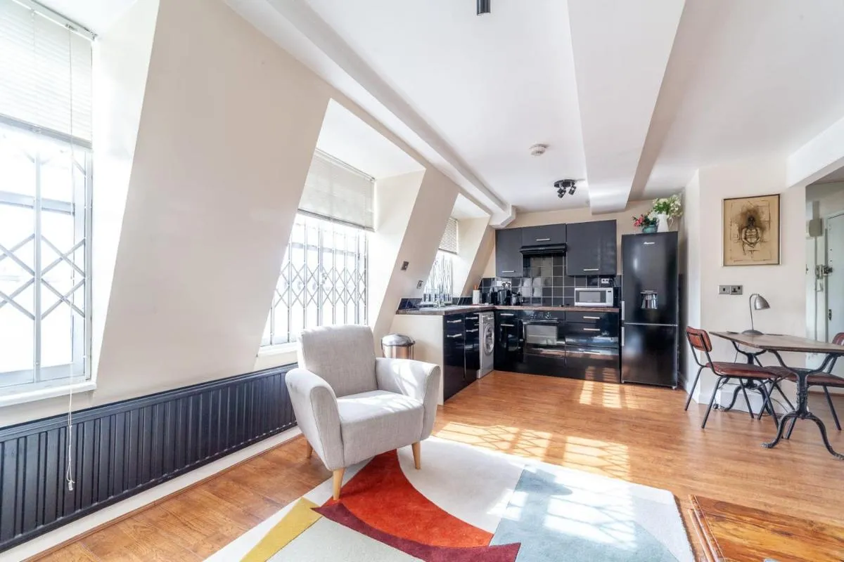 Image 6 of Stylish and Sleek Kensington Apartment
