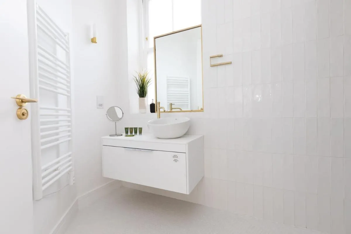 Image 2 of Superb 1 Bedroom Apartment Holborn London