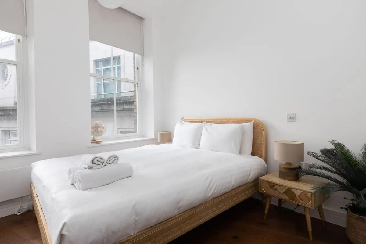 Image 5 of Superb 1 Bedroom Apartment Holborn London